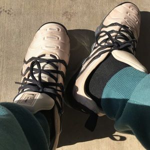 Vapor Max ultra “Used” mild scratches at the bottom of shoe, Size (10.5) pick up